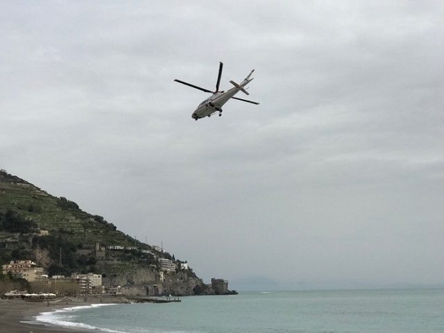 Dramma a Maiori, 57enne si spara al petto: è grave