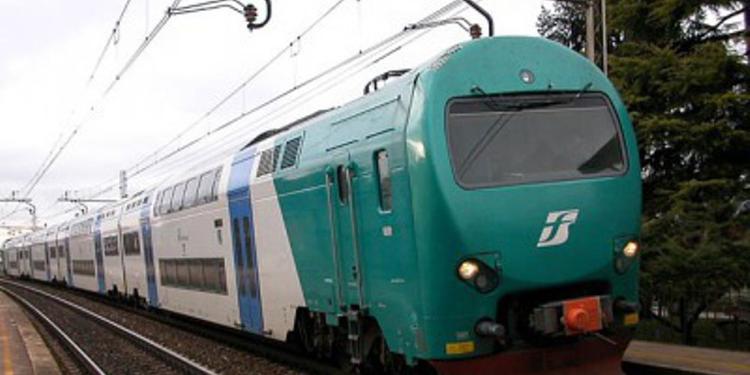 Tragedia a Pontecagnano, donna di 53 anni finisce sotto a un treno e muore