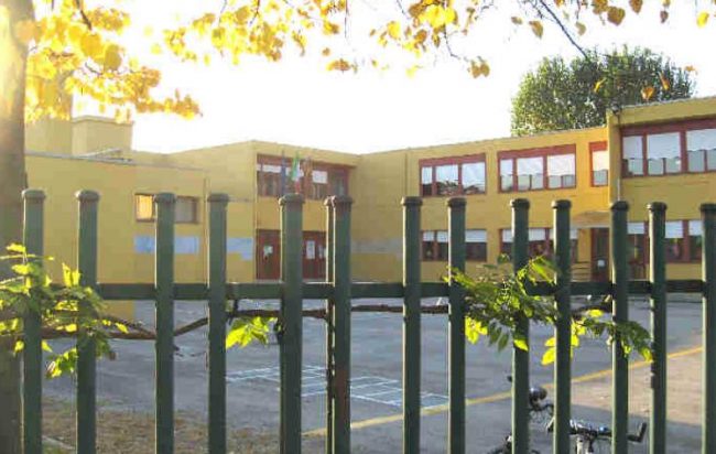 Esche per topi vicino alla scuola: “Bambini in pericolo”