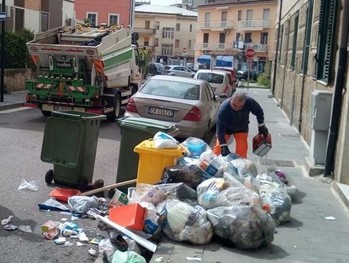 Abbandono selvaggio di rifiuti in via Gramsci ad Eboli, residenti infuriati