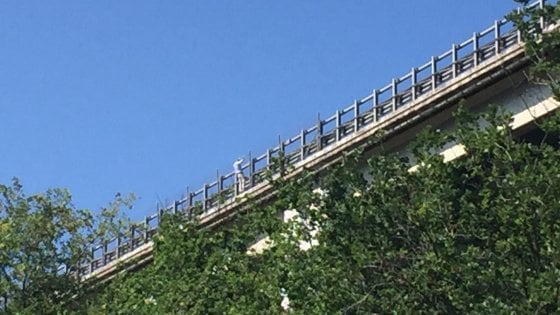 Francavilla al Mare, lancia bimba da ponte A14 e minaccia il suicidio