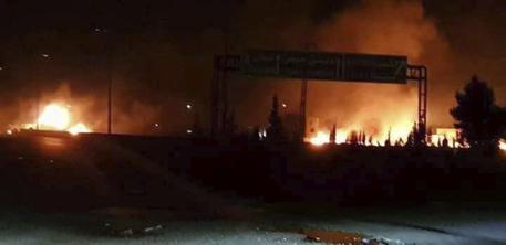 Siria: media, attacchi alleati su postazioni dell’esercito