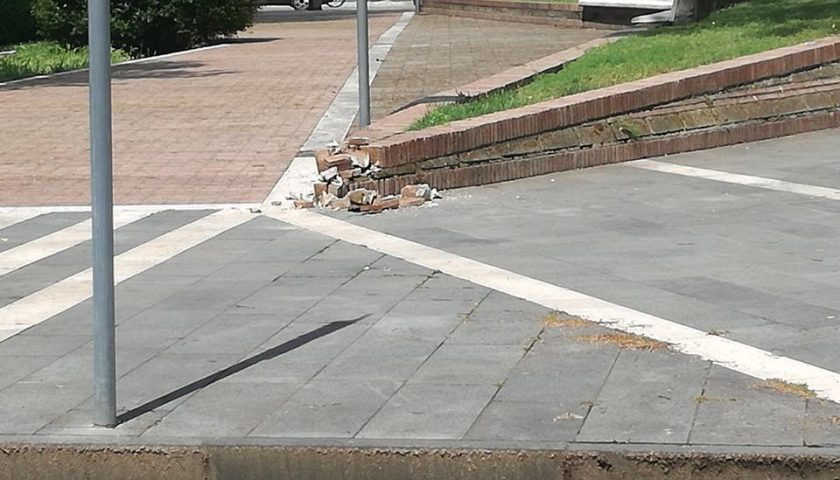 Vandali al parco Olimpia di Baronissi, la denuncia del sindaco Valiante