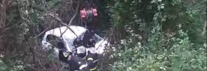 Statale 18: auto fa un volo di 20 metri, illese due persone