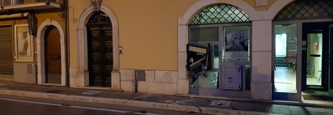 Polla: cinque minuti per far esplodere il bancomat