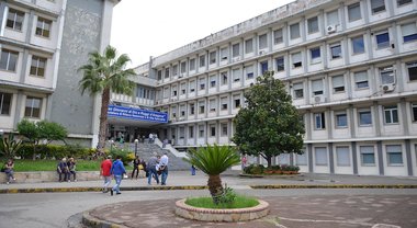 Il miracolo della vita a Salerno: il sacco si rompe, madre e figlio salvi