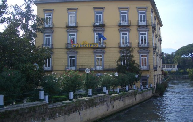 Dipendente “benefattore” a Scafati, falsi timbri di presenza per lui e gli amici