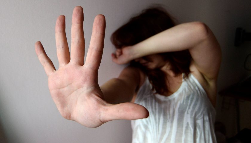 Botte alla moglie e violenza sessuale sulla figlia minorenne, nei guai un uomo di Pagani: “Tutte bugie”