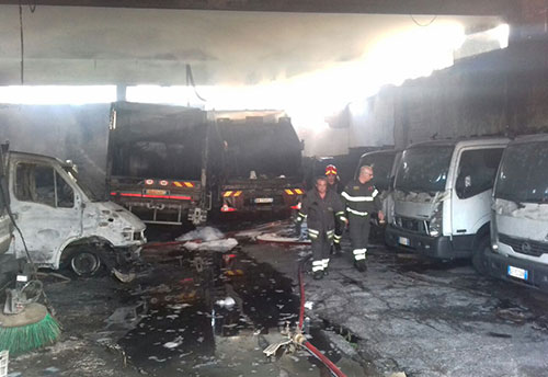 Paura a Castel San Giorgio, in fiamme il deposito della Nettezza Urbana