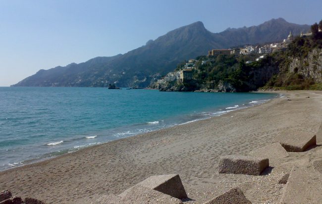 Pale meccaniche in azione, via al ripascimento delle spiagge salernitane