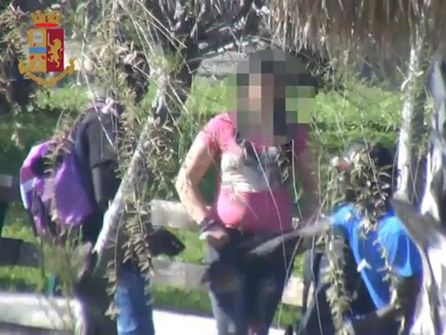 Scena shock, giovane mamma con passeggino compra hashish sul lungomare