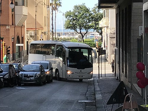 Traffico in tilt in pieno centro a Salerno, auto in doppia fila bloccano bus