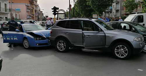 Scene da film a Nocera, auto della polizia tampona la vettura guidata da due presunti ladri