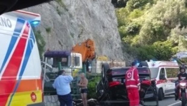 Incidente sulla strada statale Amalfitana, si ribaltano con un’Audi Q3