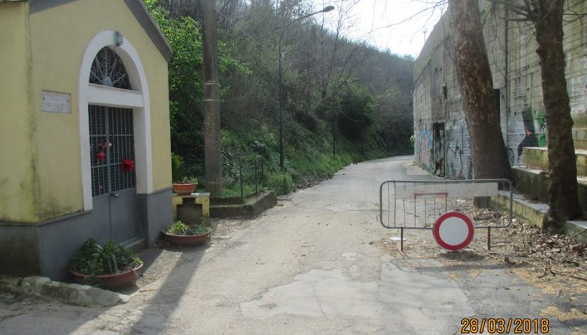 Parapetto pericolante, strada chiusa a Baronissi