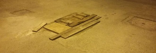 Battipaglia, assi di legno per coprire le buche