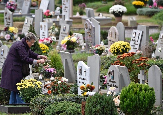 Salerno: ancora furti al cimitero di Brignano