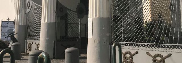 Orrore a Sarno, bara distrutta a picconate: scoperto il corpo del defunto