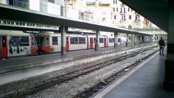 Attimi di paura a Scafati, vagone della Circumvesuviana in fiamme