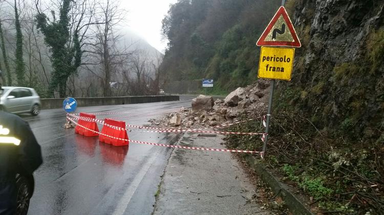 Vietri sul Mare, piccola frana della montagna investe due ragazzi in scooter