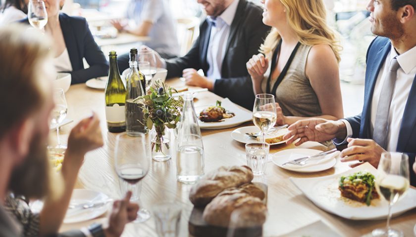 GALATEO REGOLE A TAVOLA, TUTTO IL BON TON DA NON DIMENTICARE