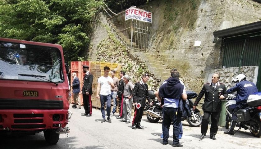 Tramonti: giovane in ospedale per scansare buche sull’asfalto