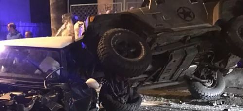 Si schianta contro auto in sosta