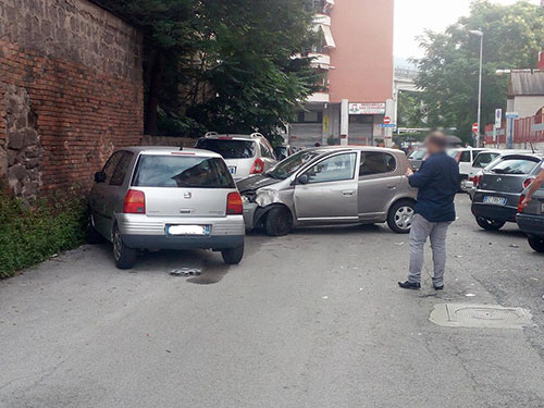 Incidente a Fratte, auto finisce contro le vetture in sosta