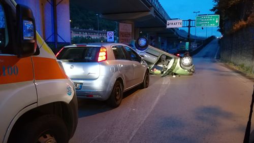 Incidente stradale all’alba: auto si ribalta e il conducente finisce all’ospedale