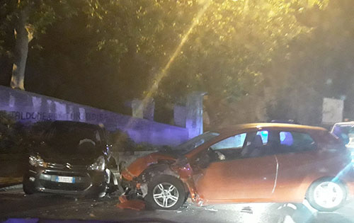Scontro frontale tra auto a Salerno, 5 feriti