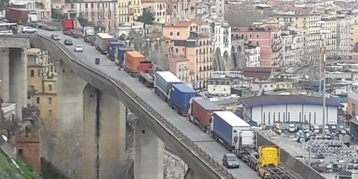 De Luca: «Stop al traffico caotico del porto di Salerno»