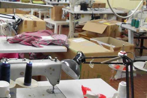 Blitz in laboratori tessili, trovati clandestini e lavoratori in nero