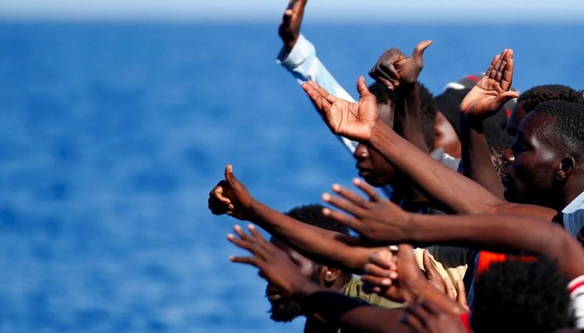 Sbarco migranti nel porto di Salerno