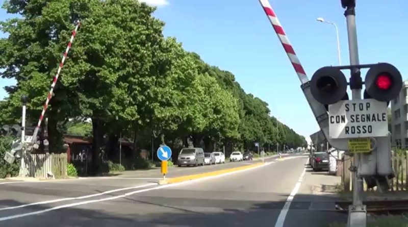 Paura ad Eboli, arriva il treno e si alzano le sbarre del passaggio a livello