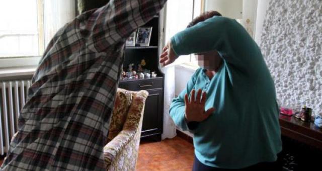 Picchiava la madre per i soldi della pensione, condannato 49enne