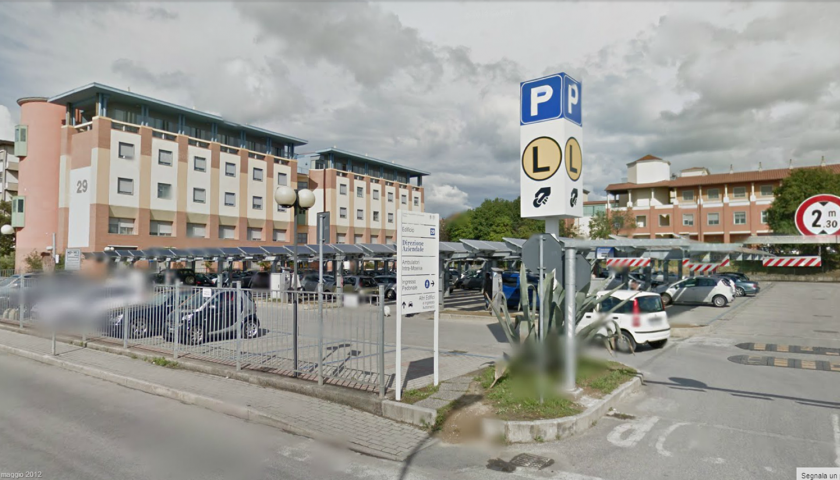 Cade dalle braccia del papà a Pisa, famiglia cilentana perde bimbo di due mesi