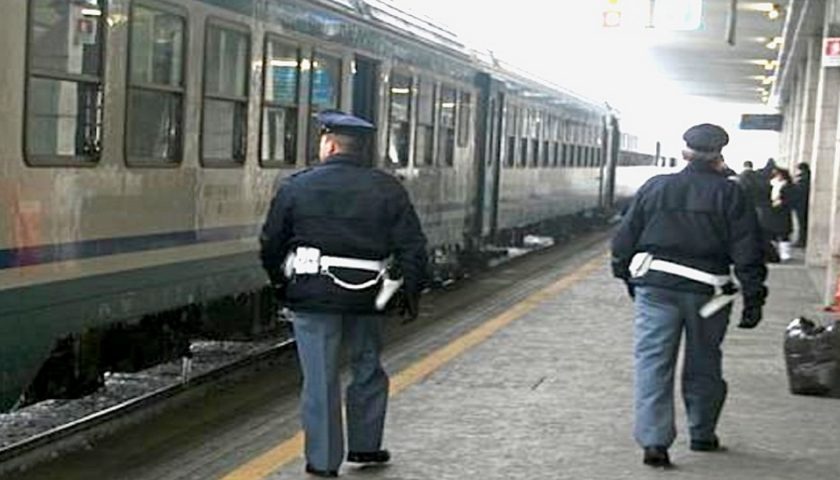 Aggredisce due agenti della Polfer alla stazione di Salerno: arrestato