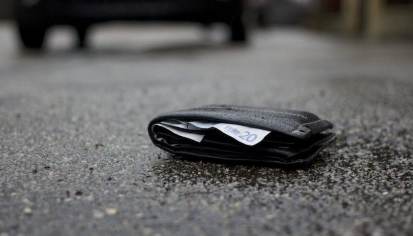 Trova portafogli e lo restituisce al proprietario: “Non voglio ricompense”