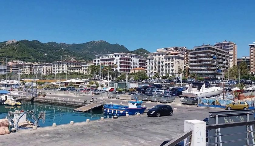Ruba orologio e smartphone da una barca nel porto di Salerno