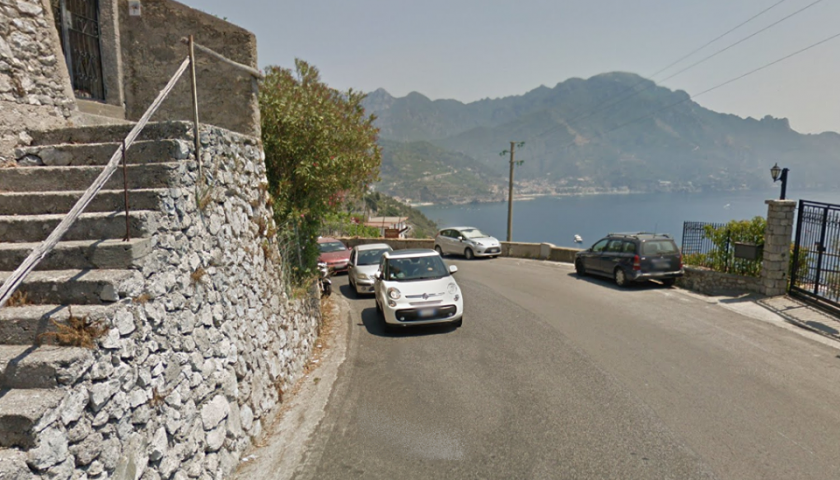 Ravello, pullman urta due auto in sosta: due turisti feriti