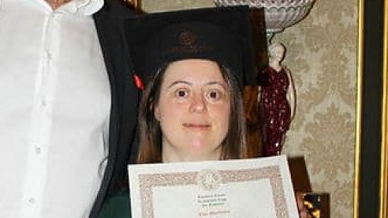 Giulia Sauro, prima ragazza con sindrome di Down a laurearsi all’Orientale con 110 e lode