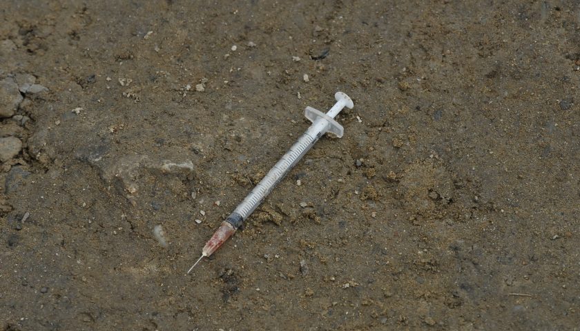 Siringhe davanti l’asilo, scoppia la polemica ad Agropoli