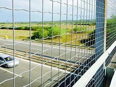 Salernitano si lancia dal cavalcavia sull’A13