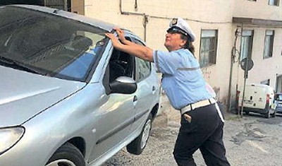 Auto in bilico, vigilessa la blocca