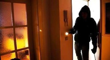 Sedotto e poi rapinato in casa: 80enne inchioda in aula i due fidanzati