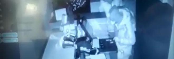 Furto in un negozio a Salerno, il video delle ladre su Facebook