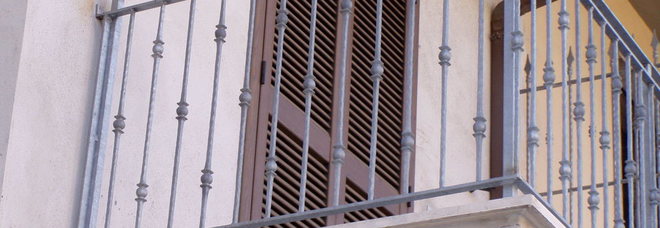 30enne minaccia di lanciare il padre malato dal balcone
