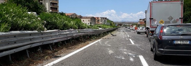 Camion perde il carico, caos in autostrada tra Eboli e Battipaglia