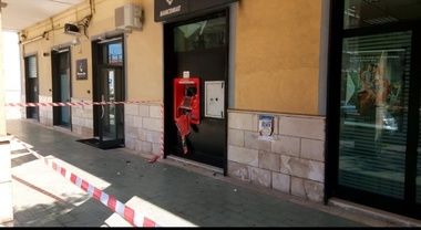 Colpo esplosivo in banca: salta il bancomat, rubati 90mila euro