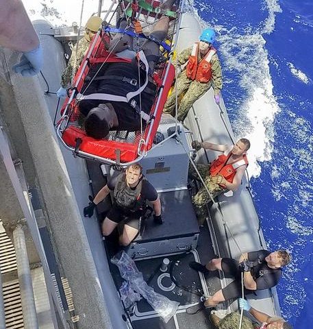 Nave militare Usa salva 41 migranti al largo della Libia, recuperati 12 cadaveri
